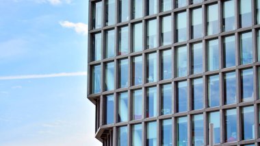 Çağdaş mimarinin soyut parçası, camdan ve betondan yapılmış duvarlar..