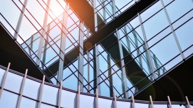 Mavi gökyüzüne karşı modern gökdelenlerin alt manzarası. Şehir merkezindeki iş binalarına bakıyorum..  