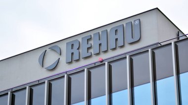 Poznan, Polonya. 4 Haziran 2021. Rehau 'yu imzala. Şirket tabelası Rehau