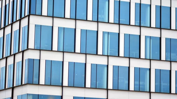 反射板ガラスで覆われた近代的な建物のガラスで覆われたファサードの要約閉鎖 建築の抽象的な背景 ガラスの壁とファサードの詳細 — ストック写真