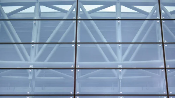 Abstrakte Nahaufnahme Der Mit Glas Verkleideten Fassade Eines Modernen Gebäudes — Stockfoto