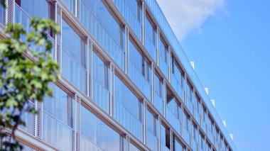 Modern lüks apartman dairesi, ev inşa konsepti. Güneşli bir günde, mavi gökyüzü olan modern bir apartman..