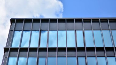 Mavi gökyüzü olan binaların cam cephesi. Business City Center 'daki modern bina. Modern cam binaların arka planı. 