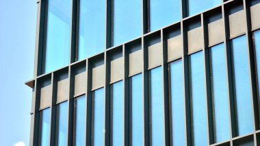 Mavi gökyüzü olan binaların cam cephesi. Business City Center 'daki modern bina. Modern cam binaların arka planı. 