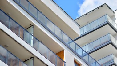 Modern lüks apartman dairesi, ev inşa konsepti. Güneşli bir günde, mavi gökyüzü olan modern bir apartman..