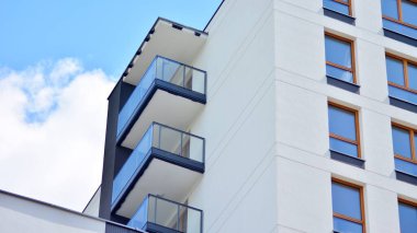 Modern lüks apartman dairesi, ev inşa konsepti. Güneşli bir günde, mavi gökyüzü olan modern bir apartman..