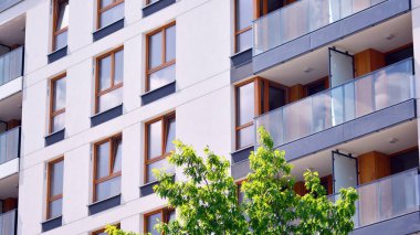 Modern lüks apartman dairesi, ev inşa konsepti. Güneşli bir günde, mavi gökyüzü olan modern bir apartman..