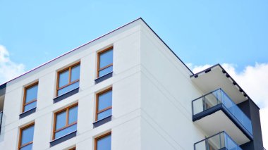 Modern lüks apartman dairesi, ev inşa konsepti. Güneşli bir günde, mavi gökyüzü olan modern bir apartman..