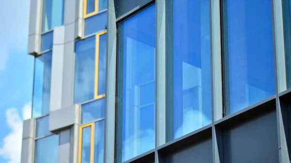 Szklana Elewacja Budynk Niebieskim Niebem Nowoczesny Budynek Centrum Biznesowego Miasta — Zdjęcie stockowe