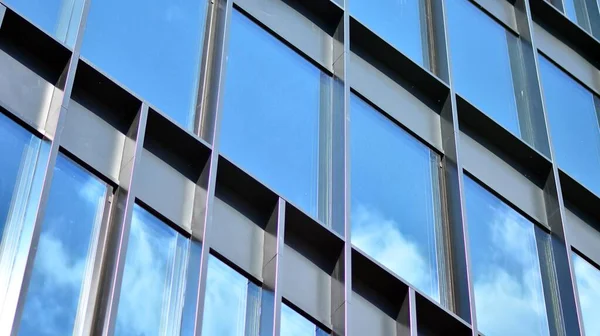 Kék Égbolttal Rendelkező Épületek Üveghomlokzata Modern Épület Üzleti Belvárosban Modern — Stock Fotó
