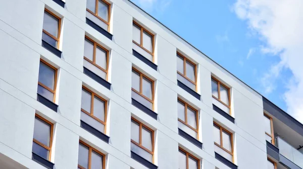 현대의 주거용 아파트 개념의 일부입니다 날푸른 하늘을 배경으로 현대식 아파트 — 스톡 사진