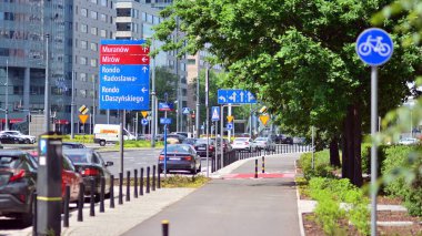 Varşova, Polonya. 9 Haziran 2021. John Paul Bulvarı boyunca şehir merkezi.