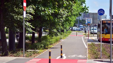 Varşova, Polonya. 9 Haziran 2021. John Paul Bulvarı boyunca şehir merkezi.