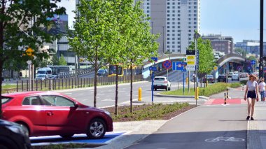 Varşova, Polonya. 9 Haziran 2021. John Paul Bulvarı boyunca şehir merkezi.