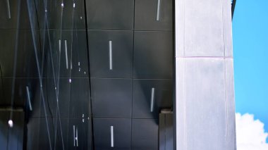 Ofis binasının çelik ve cam cephesinin bir parçası. Çelik ve cam cephe mimarisini detaylandır