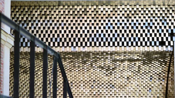 オフィスビルの鉄のファサードの断片 近代建築の建物のファサード ファサードの金属の詳細 — ストック写真
