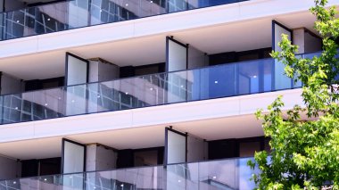 Çevre mimarisi. Yeşil ağaç ve apartman. Doğanın ve modernliğin ahengi.