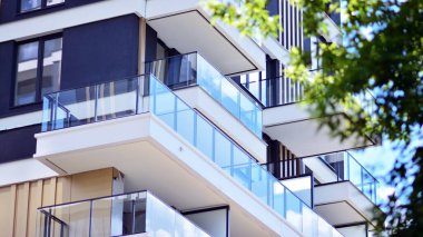 Çevre mimarisi. Yeşil ağaç ve apartman. Doğanın ve modernliğin ahengi.