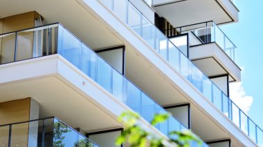 Çevre mimarisi. Yeşil ağaç ve apartman. Doğanın ve modernliğin ahengi.