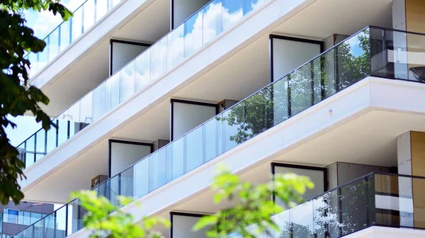 Eco Arquitetura Árvore Verde Prédio Apartamentos Harmonia Natureza Modernidade — Fotografia de Stock