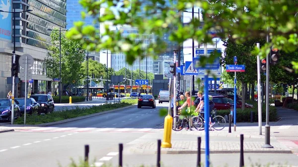 波兰华沙 2021年6月14日华沙市中心的街道和人行道 在一个夏季绿地背景下的人行横道 — 图库照片