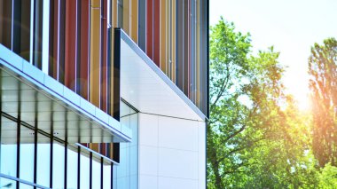 Çevre mimarisi. Yeşil ağaç ve cam ofis binası. Doğanın ve modernliğin ahengi.