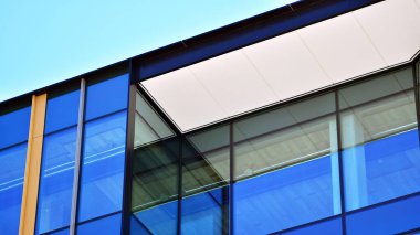 Mavi gökyüzü olan binaların cam cephesi. Business City Center 'daki modern bina. Modern cam binaların arka planı. 