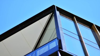 Mavi gökyüzü olan binaların cam cephesi. Business City Center 'daki modern bina. Modern cam binaların arka planı. 