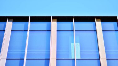 Mavi gökyüzü olan binaların cam cephesi. Business City Center 'daki modern bina. Modern cam binaların arka planı. 