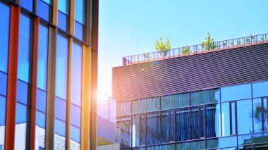 Modern ticari binanın güneş ışığıyla yansıması. Geometrik yapı cam pencereleri. 