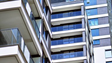 Şehir merkezinde simetrik modern mimarisi olan apartman ve apartman..