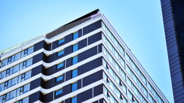 Şehir merkezinde simetrik modern mimarisi olan apartman ve apartman..