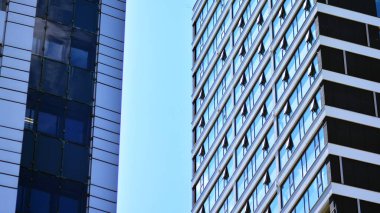 Şehir merkezinde simetrik modern mimarisi olan apartman ve apartman..