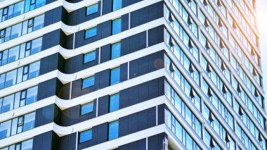 Şehir merkezinde simetrik modern mimarisi olan apartman ve apartman..