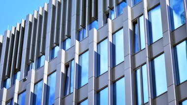 Mavi gökyüzü olan binaların cam cephesi. Business City Center 'daki modern bina. Modern cam binaların arka planı. 