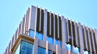 Mavi gökyüzü olan binaların cam cephesi. Business City Center 'daki modern bina. Modern cam binaların arka planı. 