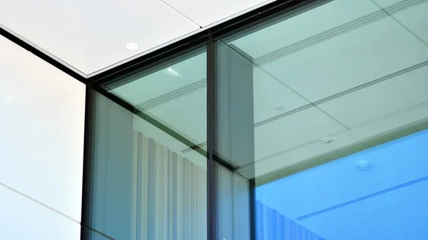 Скляний Фасад Будівель Блакитним Небом Сучасна Будівля Діловому Центрі Міста — стокове фото