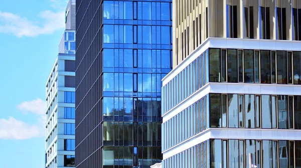 Skleněná Fasáda Budov Modrou Oblohou Moderní Budova Obchodním Centru Města — Stock fotografie