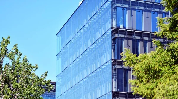 生态建筑 绿树和玻璃办公楼 自然与现代的和谐 — 图库照片