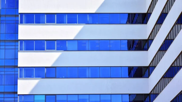 Szklana Elewacja Budynk Niebieskim Niebem Nowoczesny Budynek Centrum Biznesowego Miasta — Zdjęcie stockowe