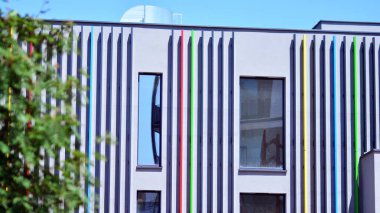 Çevre mimarisi. Yeşil ağaç ve cam ofis binası. Doğanın ve modernliğin ahengi.