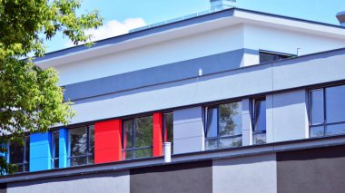 Çevre mimarisi. Yeşil ağaç ve cam ofis binası. Doğanın ve modernliğin ahengi.