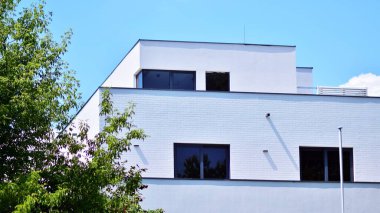 Çevre mimarisi. Yeşil ağaç ve apartman. Doğanın ve modernliğin ahengi.