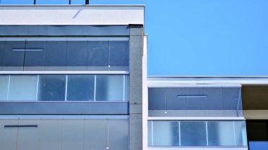 Güneşli bir günde modern apartman binası. Dış görünüş, konut cephesi.