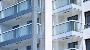 Güneşli bir günde modern apartman binası. Dış görünüş, konut cephesi.