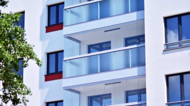Güneşli bir günde modern apartman binası. Dış görünüş, konut cephesi.