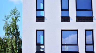 Güneşli bir günde modern apartman binası. Dış görünüş, konut cephesi.