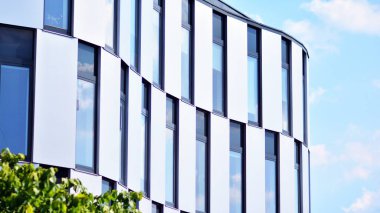 Çevre mimarisi. Yeşil ağaç ve cam ofis binası. Doğanın ve modernliğin ahengi.