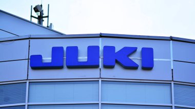 Varşova, Polonya. 19 Haziran 2021. Juki 'ye imza atın. Şirket tabelası Juki.