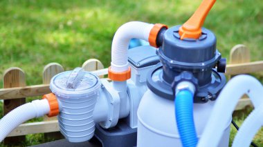 Havuz suyu filtreleme sistemi, açık hava kum pompası. Suyun saflığını korumak, kirden, tozdan ve molozlardan arınmak.  